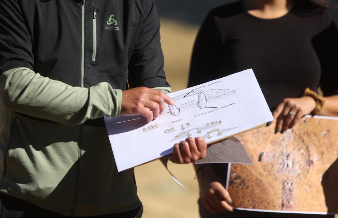 Caixa mortuòria envoltada per un túmul: recreació lliure de com podria ser el dolmen del Cubil.