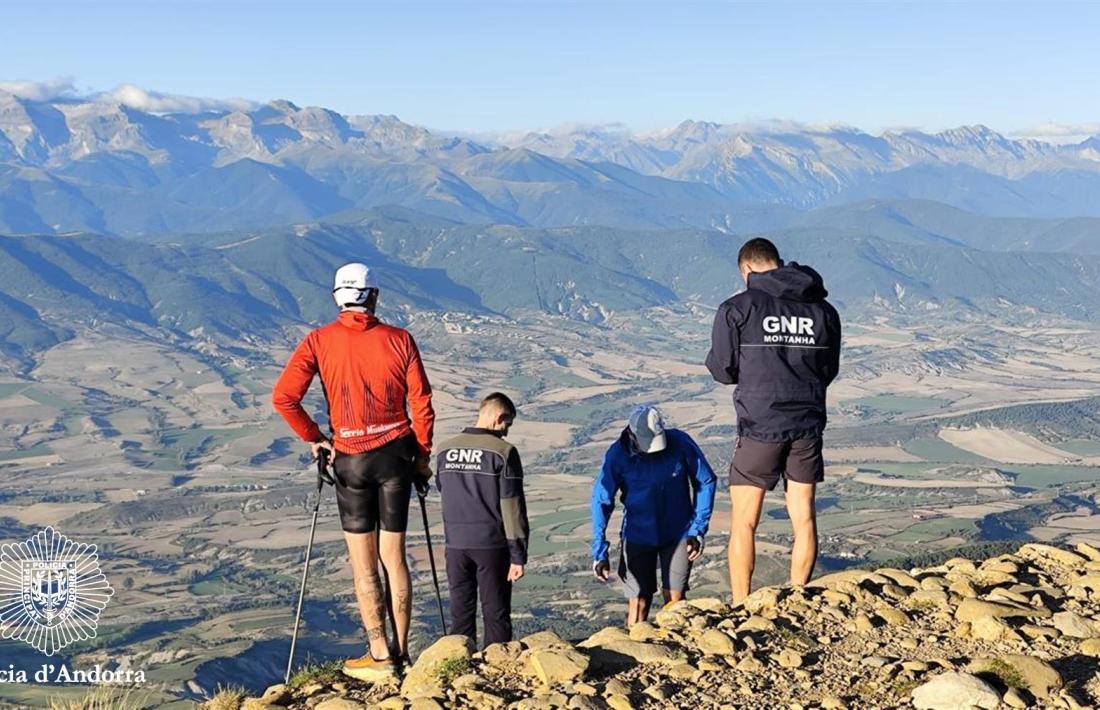 Agents del grup de muntanya de la policia durant la formació a Jaca.