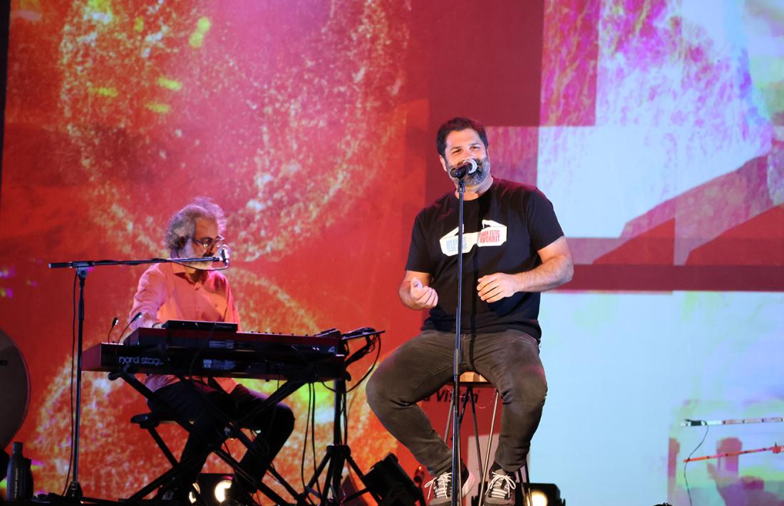 El cantant Pau Debon va començar el concert assegut davant del micròfon i va acabar xerrant i cantant entre el públic.