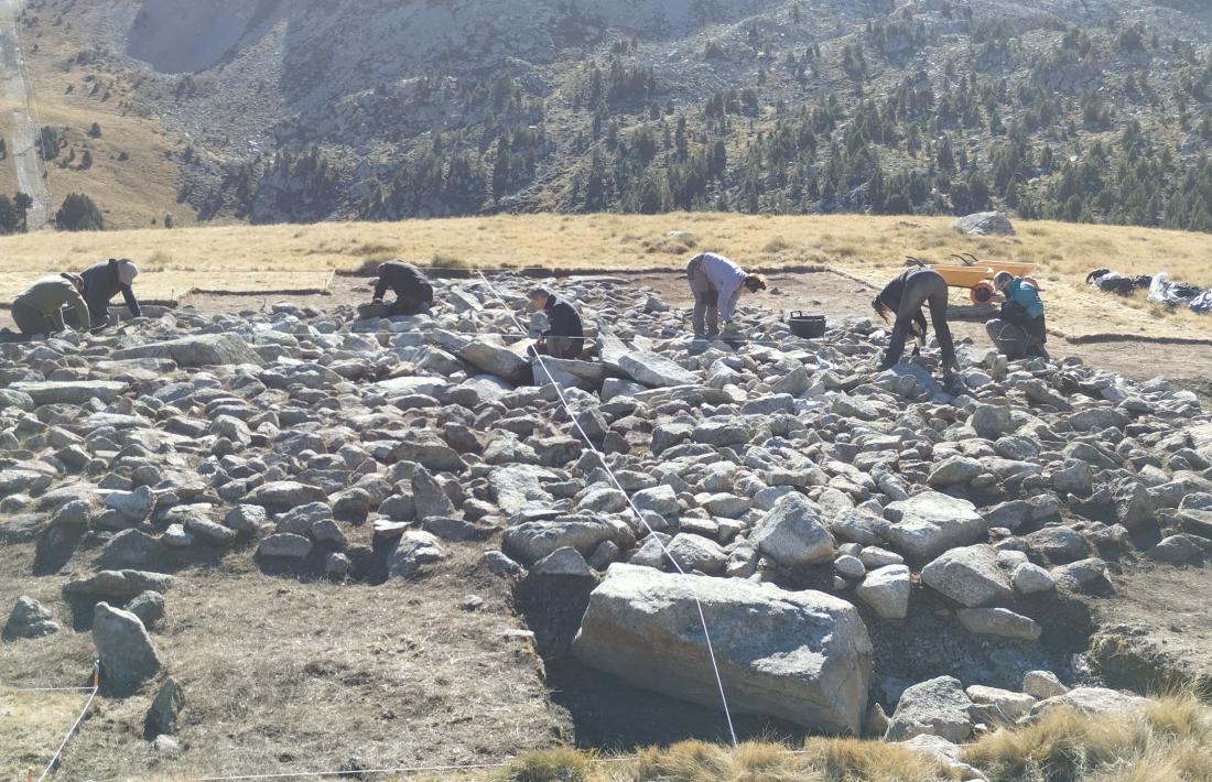 Sensacional aspecte que oferia l’excavació divendres, amb Josep Font netejant les lloses de la cambra funerària, al centre de l’estructura: fa 13,5 metres de diàmetre.