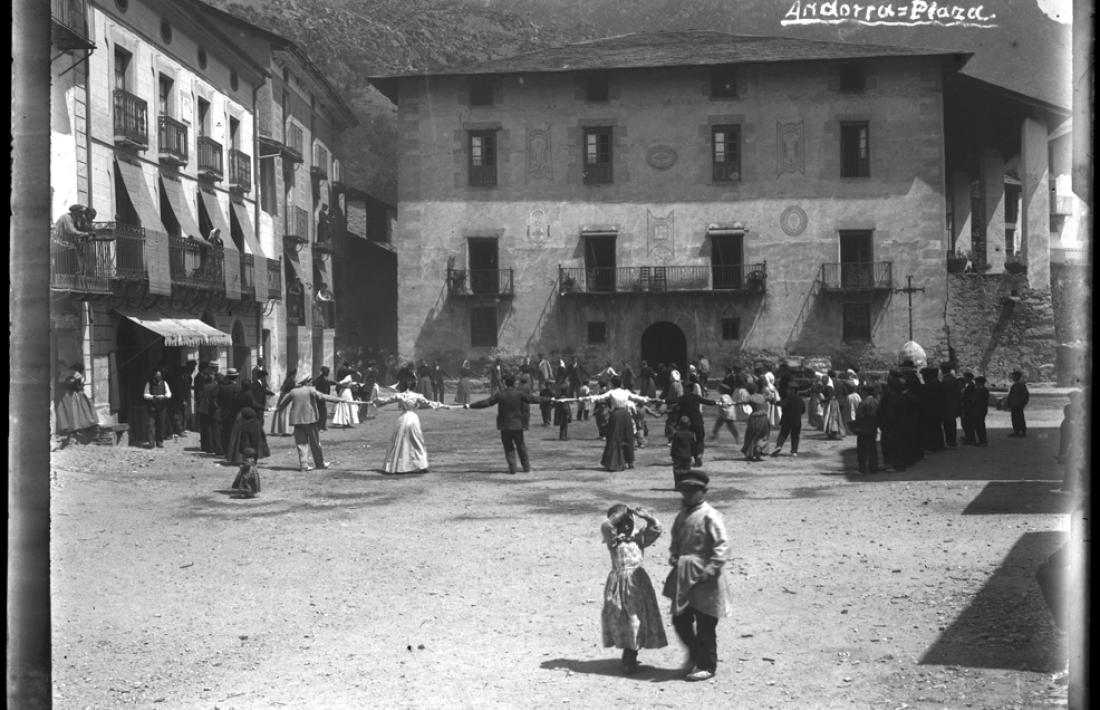 La plaça Benlloch, el 1904:  a l’esquerra, cal Cintet i casa Molines, al davant, casa Rebés.