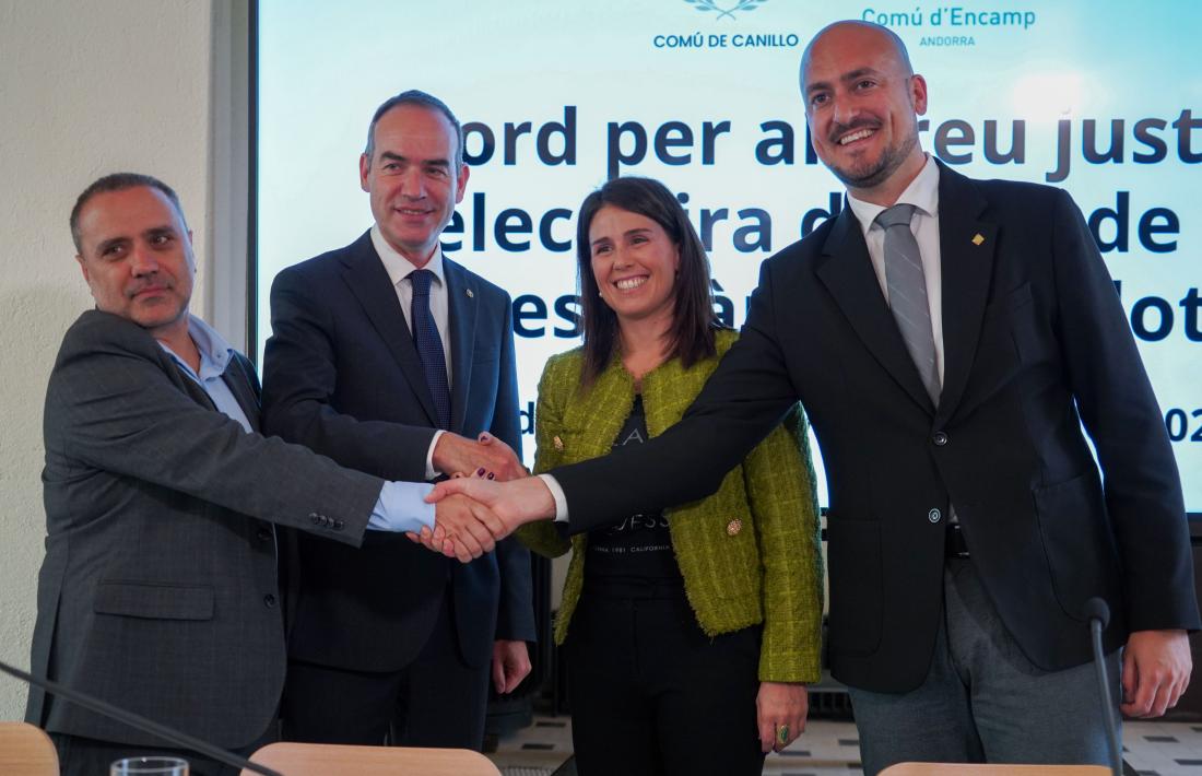 Jordi Alcobé i Laura Mas, avui a Ràdio Andorra durant la presentació de l’acord.