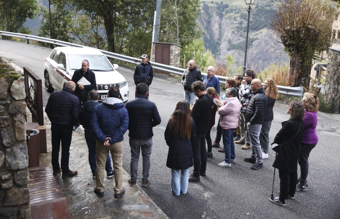 Els cònsols i alguns consellers, aquesta tarda davant del cóm del Forn, amb una quinzena de veïns.