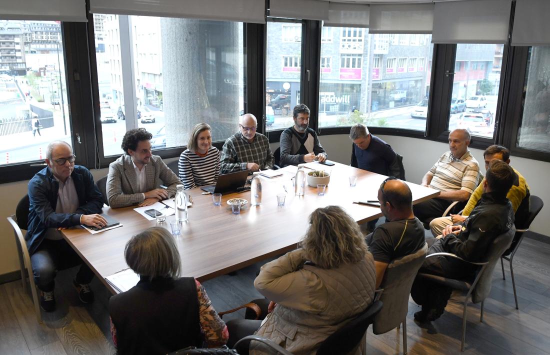 Reunió entre Medi Ambient i els representants de l’Associació de Pagesos i Ramaders.