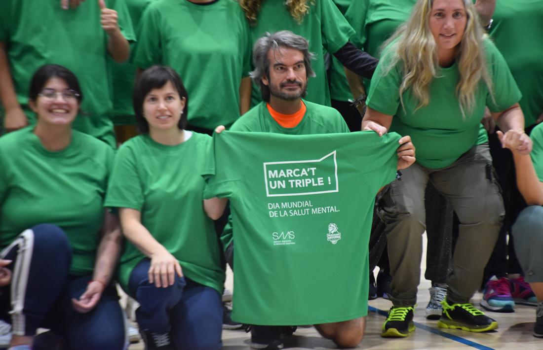 Mur subjecta la samarrreta del Dia mundial de la salut mental.