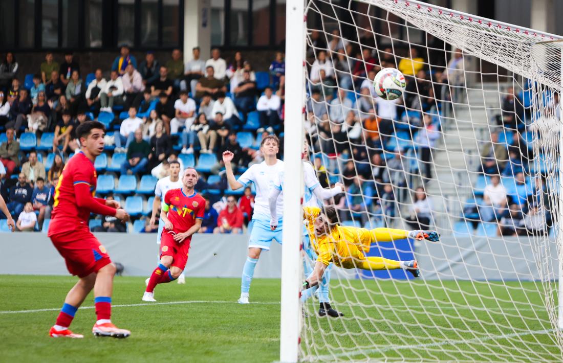 Marc Pujol, als seus 41 anys, va marcar el 2 a 0 contra San Marino amb un xut que va superar a Colombo.