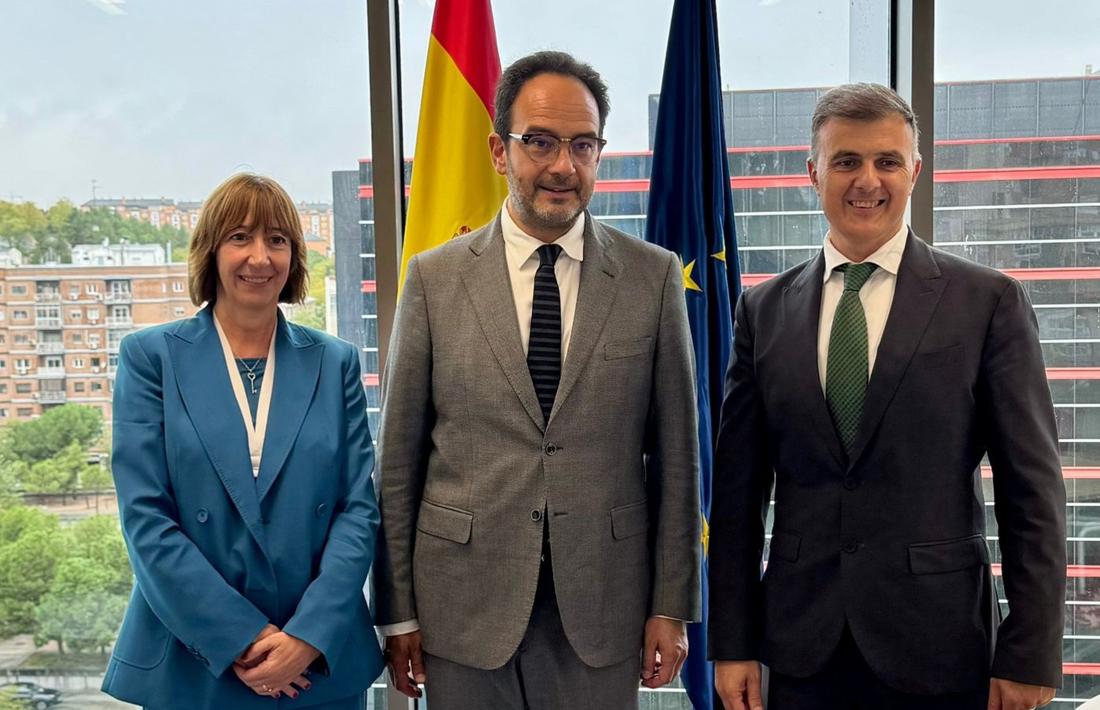 Marc Rossell amb el seu homòleg espanyol, Antonio Hernando, i l’ambaixadora d’Andorra a Espanya, Eva Descarrega.