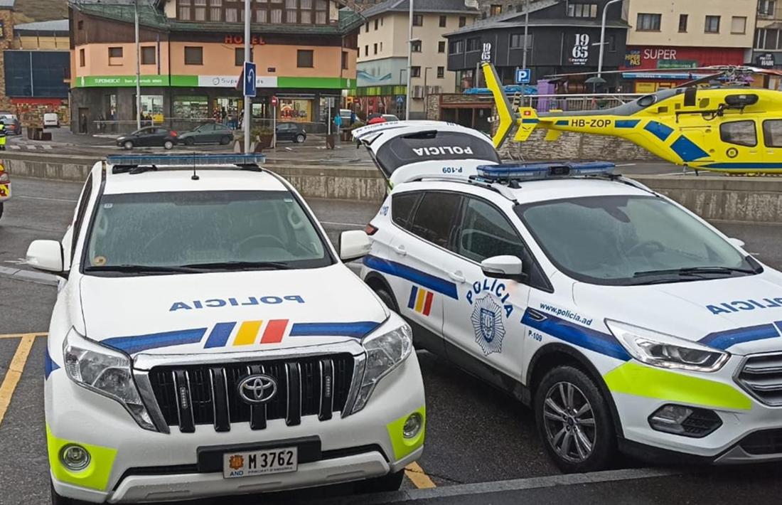 Dos cotxes patrilla i un helicòpter al Pas de la Casa.