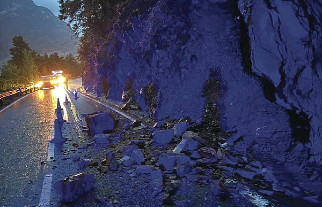 Diversos rocs han caigut a la carretera de la Rabassa, a l'alçada de Juberri.