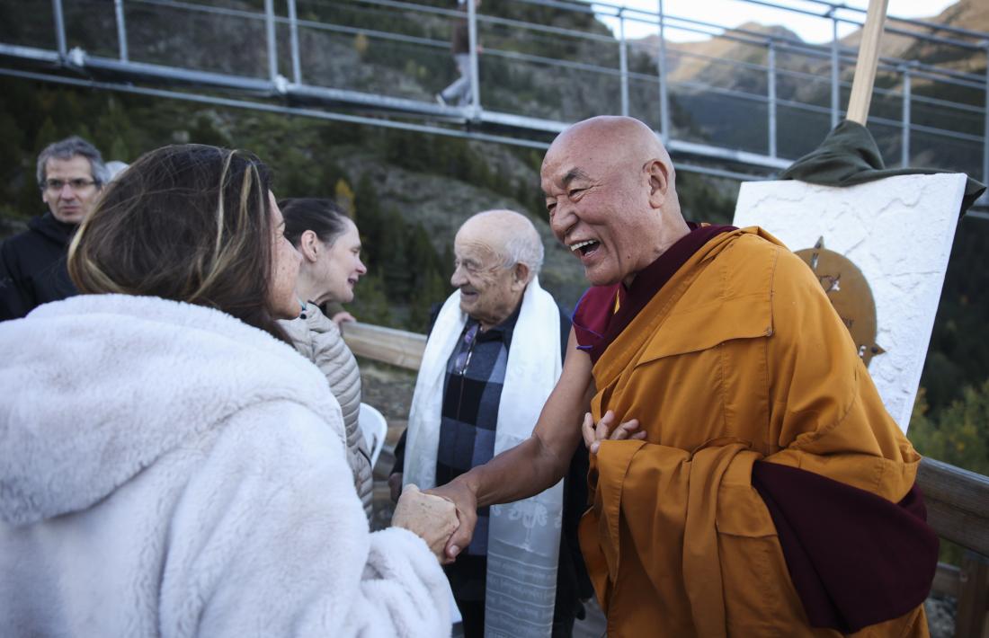 Mossèn Ramon de Canillo i el lama Thubten Wangchen, avui al pont tibetà.