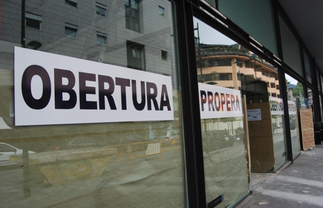 Un local anunciant la seva propera obertura.