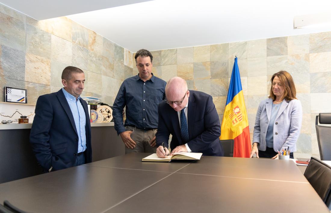 Gonçalves signa el llibre d'honor sota l'atenta mirada dels cònsols ordinencs i del  cònsol honorari de Portugal al país.