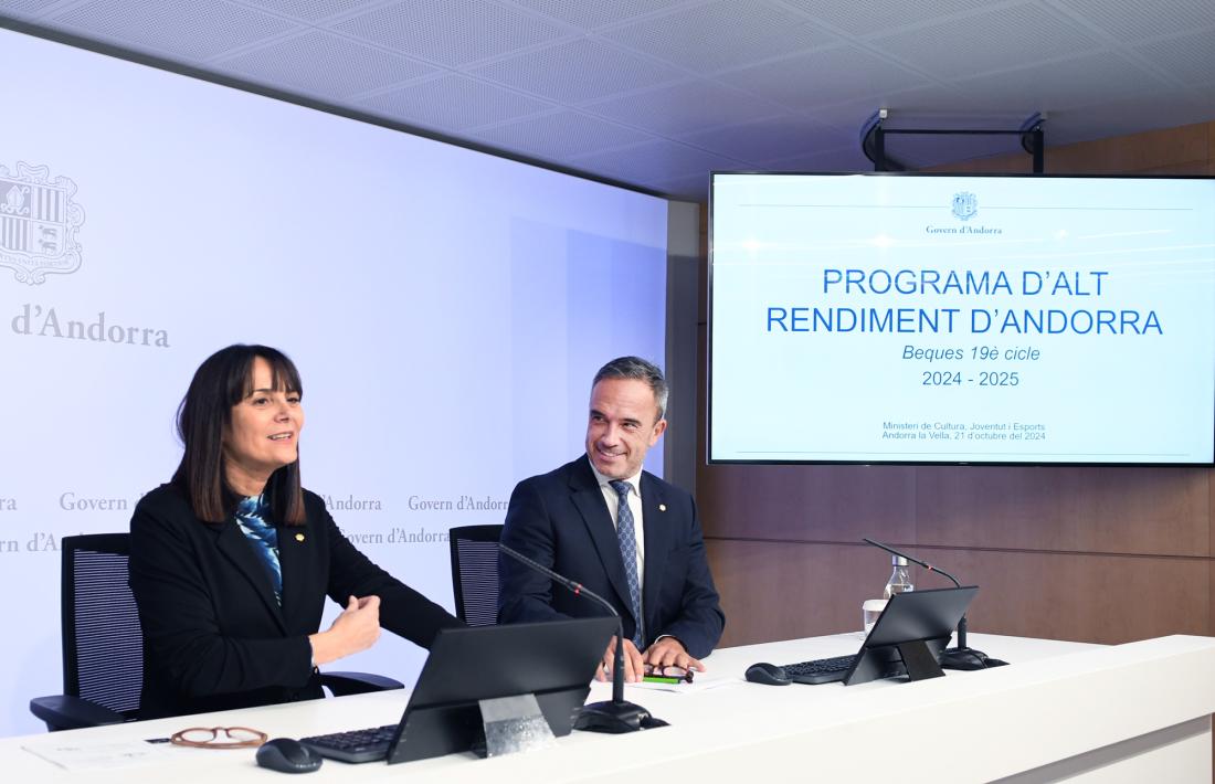 Mònica Bonell i Alain Cabanes abans de començar la roda de premsa de presentació de les beques ARA.