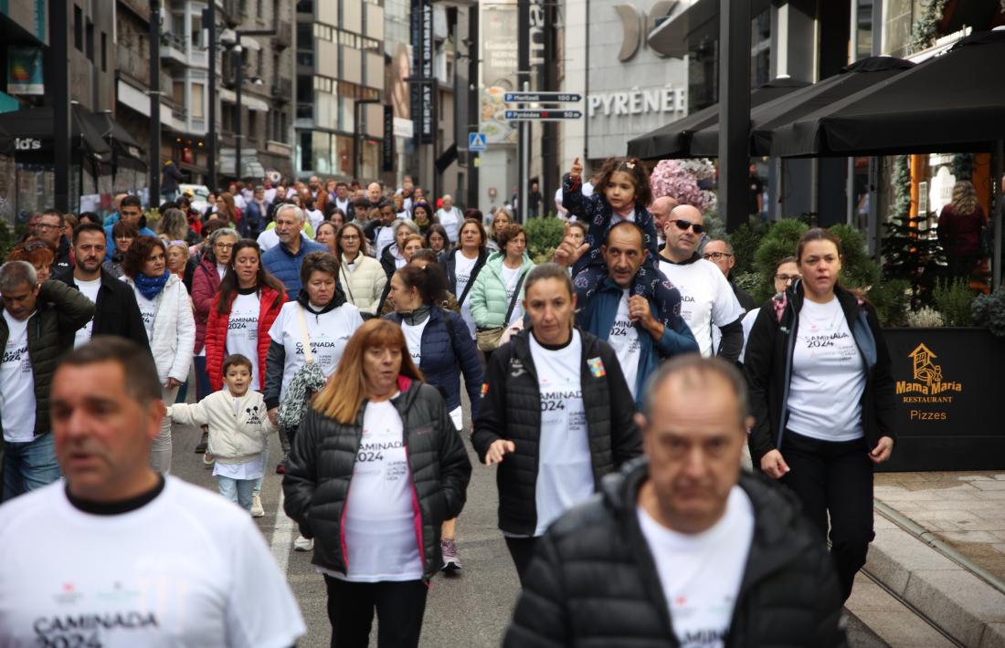 L'11a Caminada contra el càncer va aplegar un miler de persones.