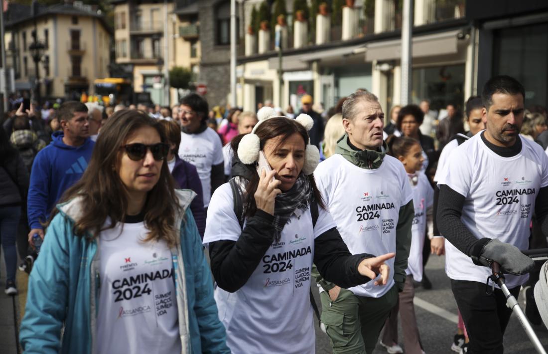 L’11a Caminada contra el càncer va comptar amb un miler de persones.