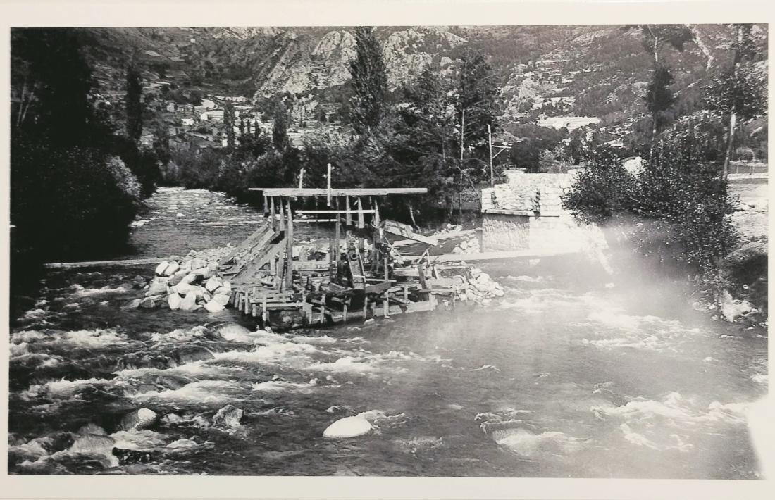 El pilar central ja s'aixeca al mig del Valira.