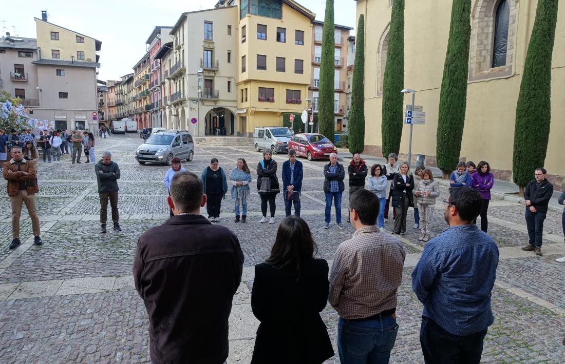 Minut de silenci a la plaça dels Oms.