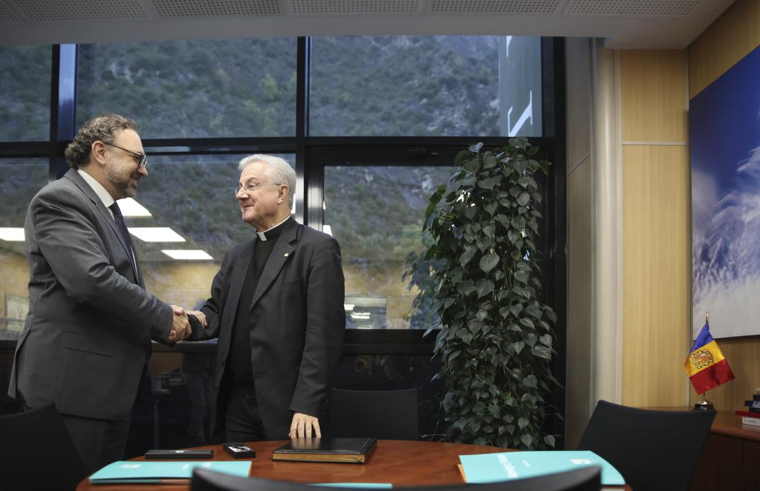 Juli Minoves i Joan-Enric Vives, al despatx del rector durant la visita pastoral del copríncep a l’UdA.