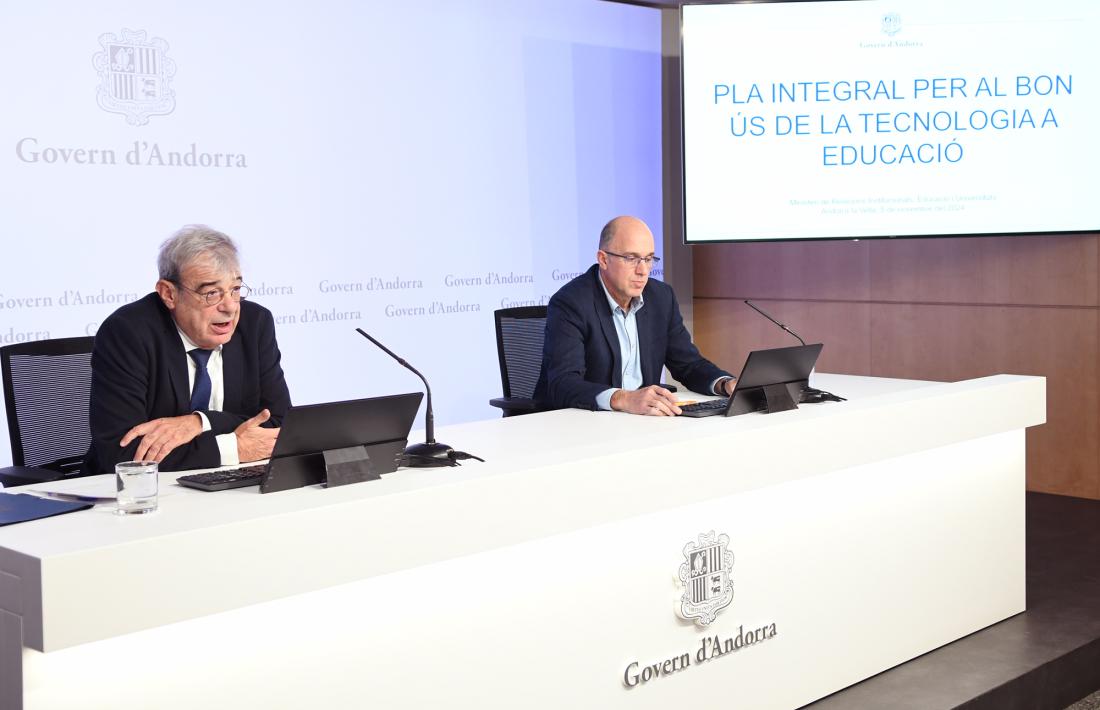 Ladislau Baró i Xavier Campuzano presentant el Pla integral per al bon ús de les tecnologies a les escoles.