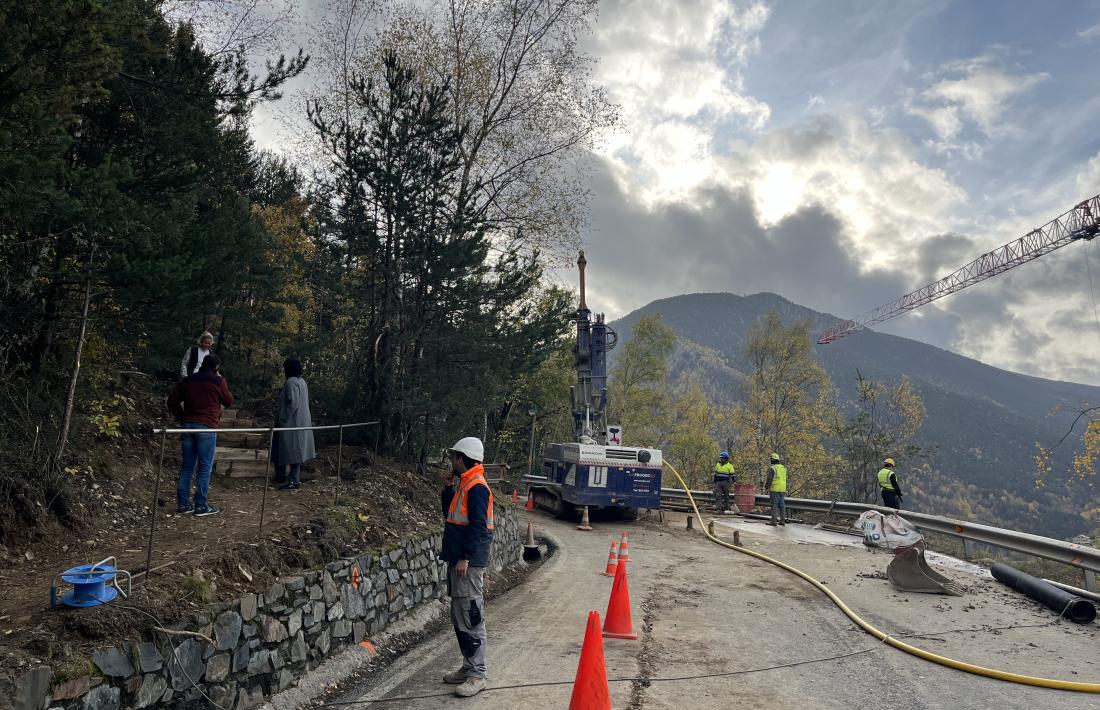 Veïns fent ús del camí obert mentre es treballa a la carretera.