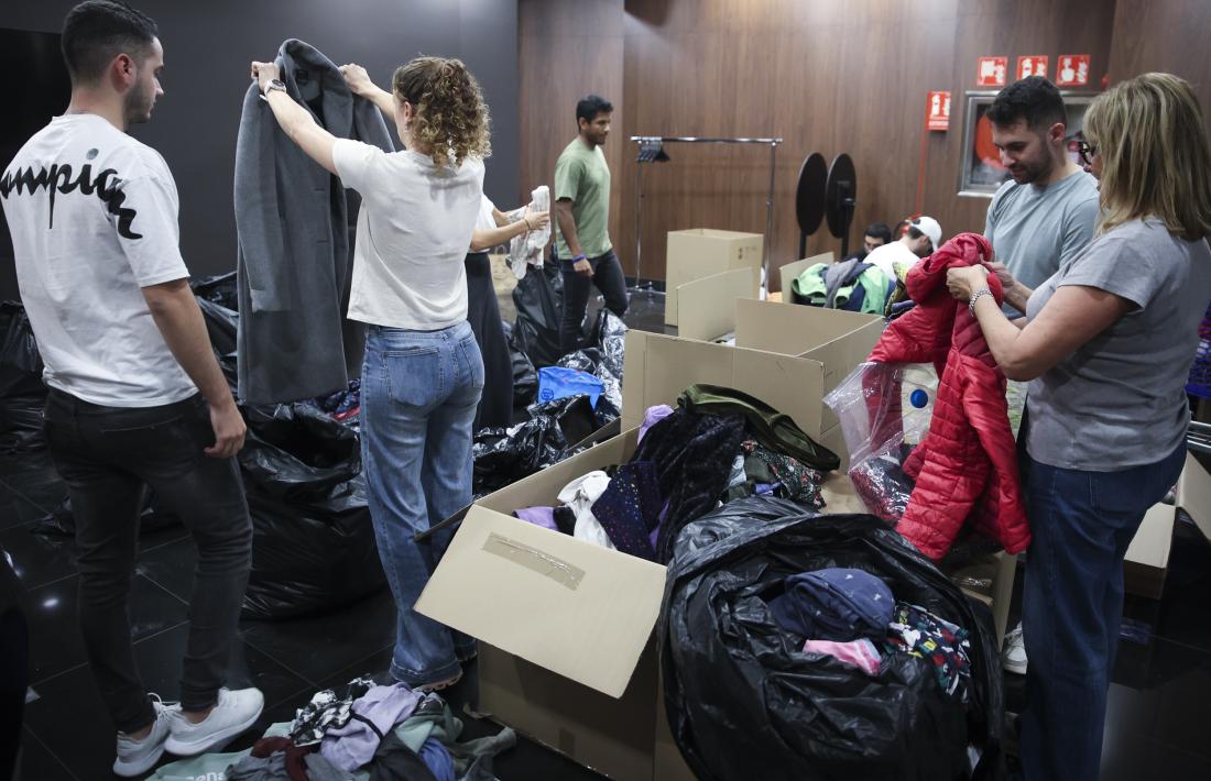 Els voluntaris no paraven de fer bosses i caixes per posar a les furgonetes que aniran a València.