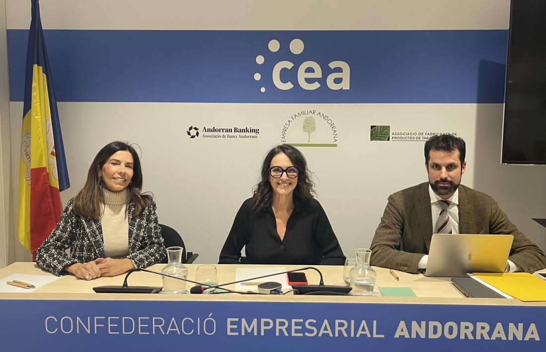 Montse Rodríguez i Sonia Yebra amb el gerent d'Eix Central i director de la CEA, Iago Andreu.