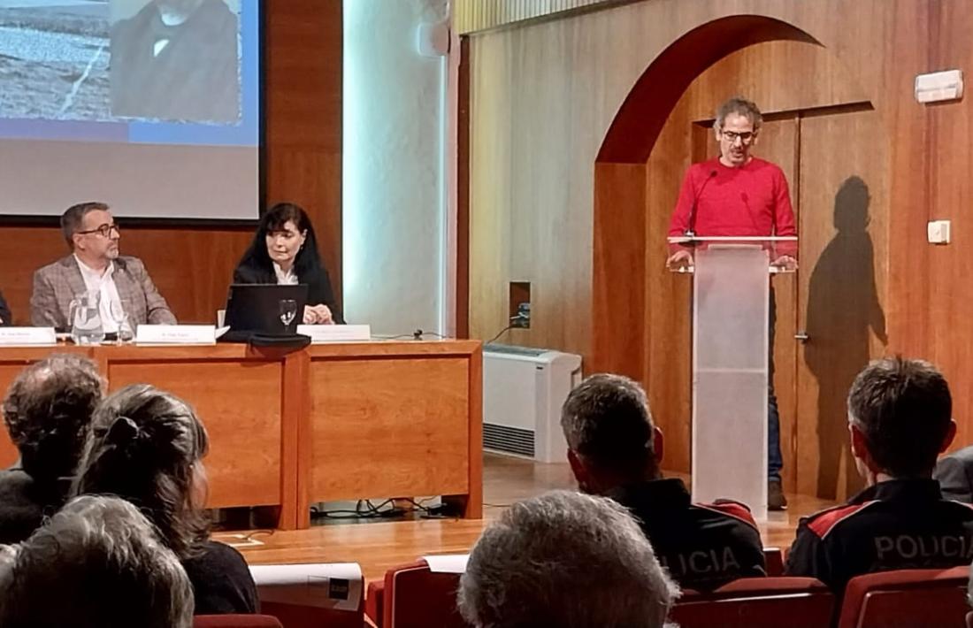 Un moment de l'acte, durant la intervenció de Joan Ayala. 