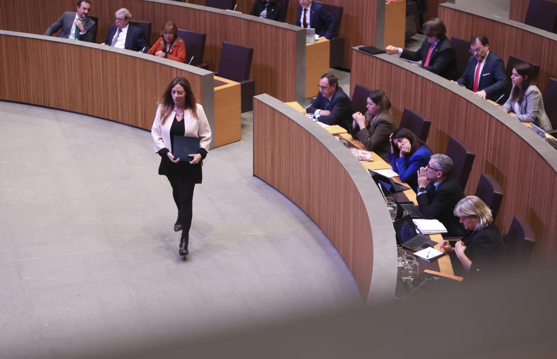 Mas es dirigeix a la tribuna de l’orador a l’inici del debat de la proposició de llei.