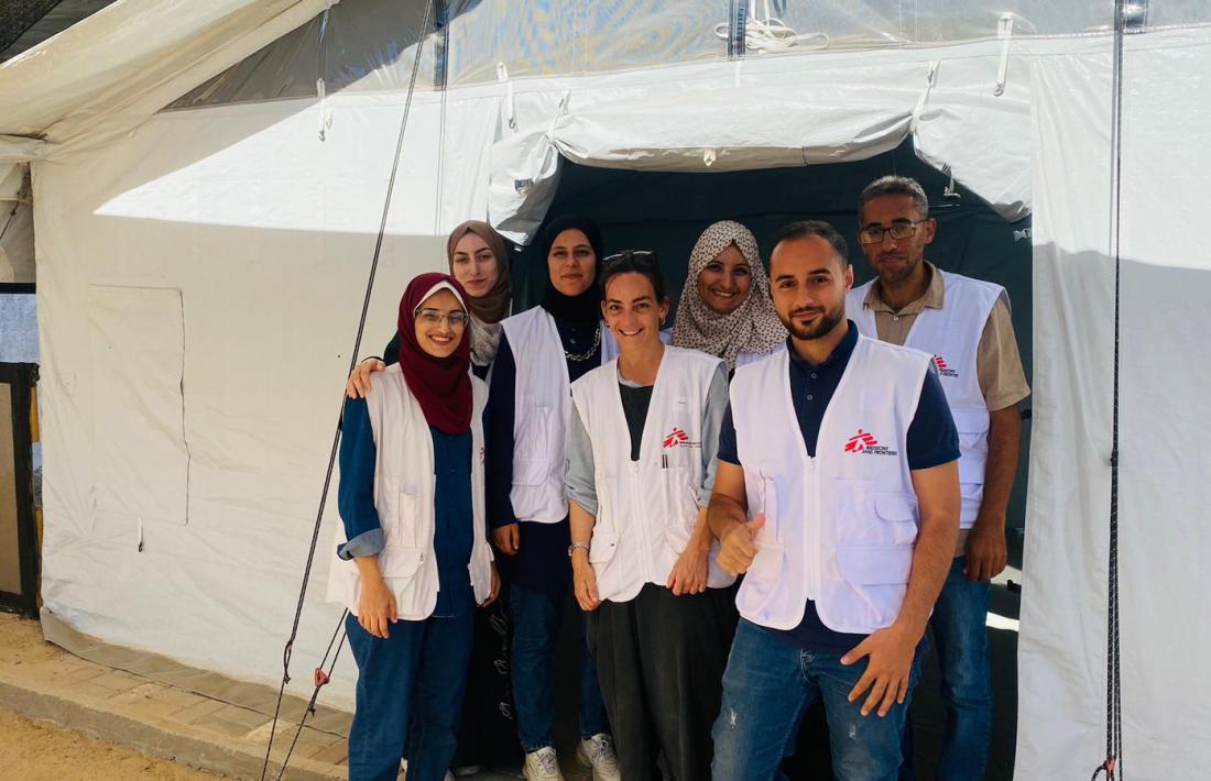 L’Anais, al centre, amb els seus companys gazians de l’equip de MSF França davant d’una de les tendes de l’hospital.