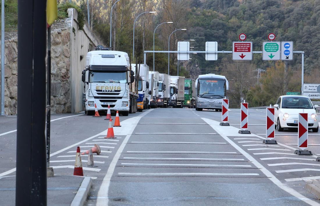 Diversos camions esperant a la zona duanera de la frontera hispanoandorrana.