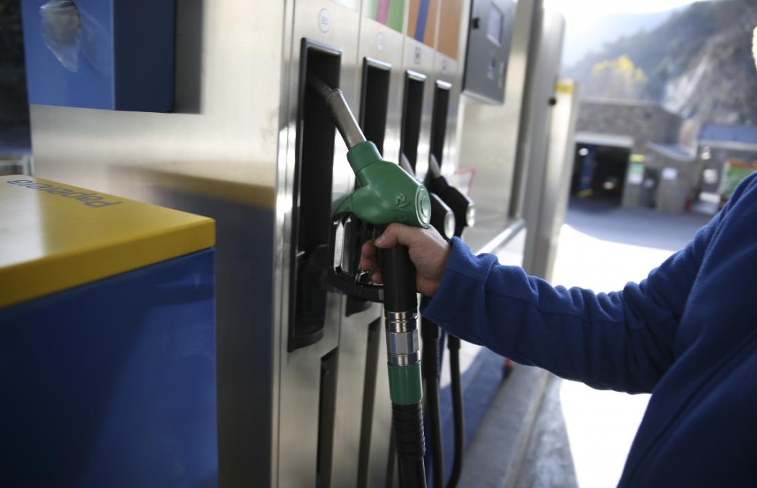 Una persona disposada a omplir el dipòsit de carburant del seu vehicle.