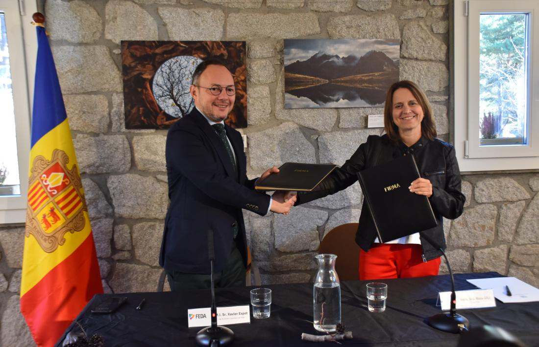 El cap de Govern, Xavier Espot, i la cònsol escaldenca, Rosa Gili, en el moment de signar el conveni.