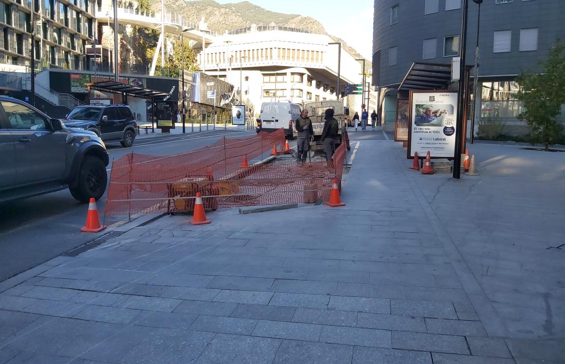 Els treballs a la parada de bus de la Grau a Prat de la Creu.