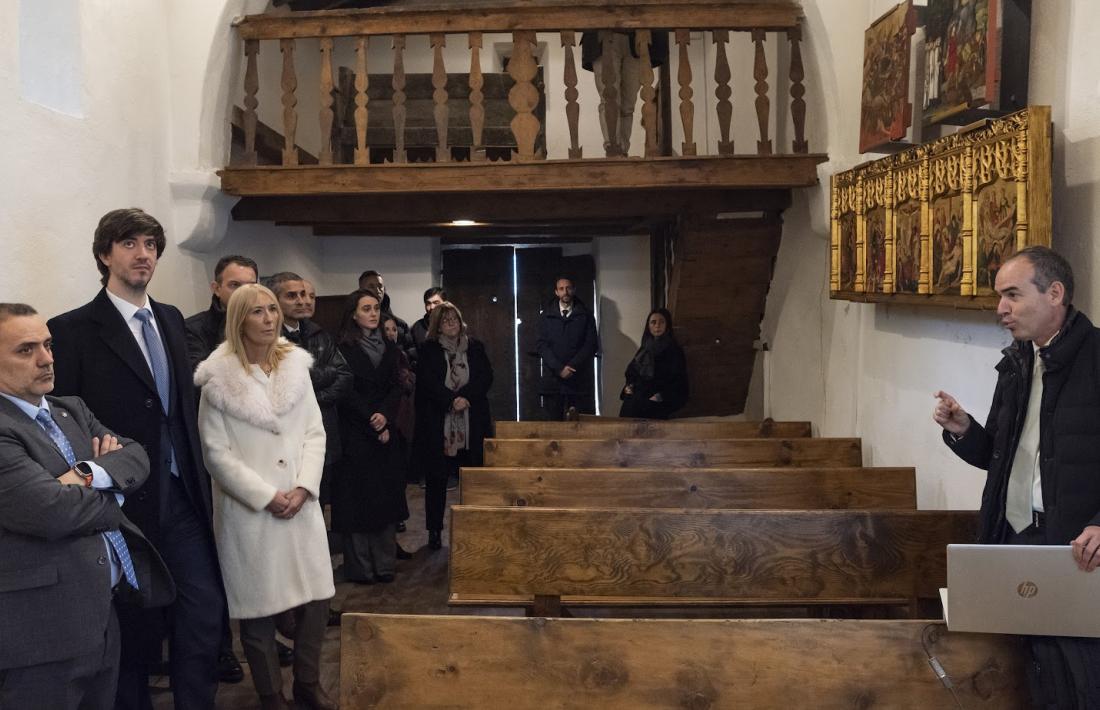 Els síndics durant la visita a l’església de Sant Miquel de Prats.