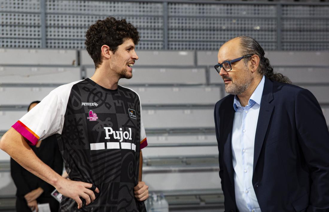 Francesc Solana xerra amb Oriol Paulí, en el partit disputat contra l’Hiopos Lleida a la Lliga ACB.