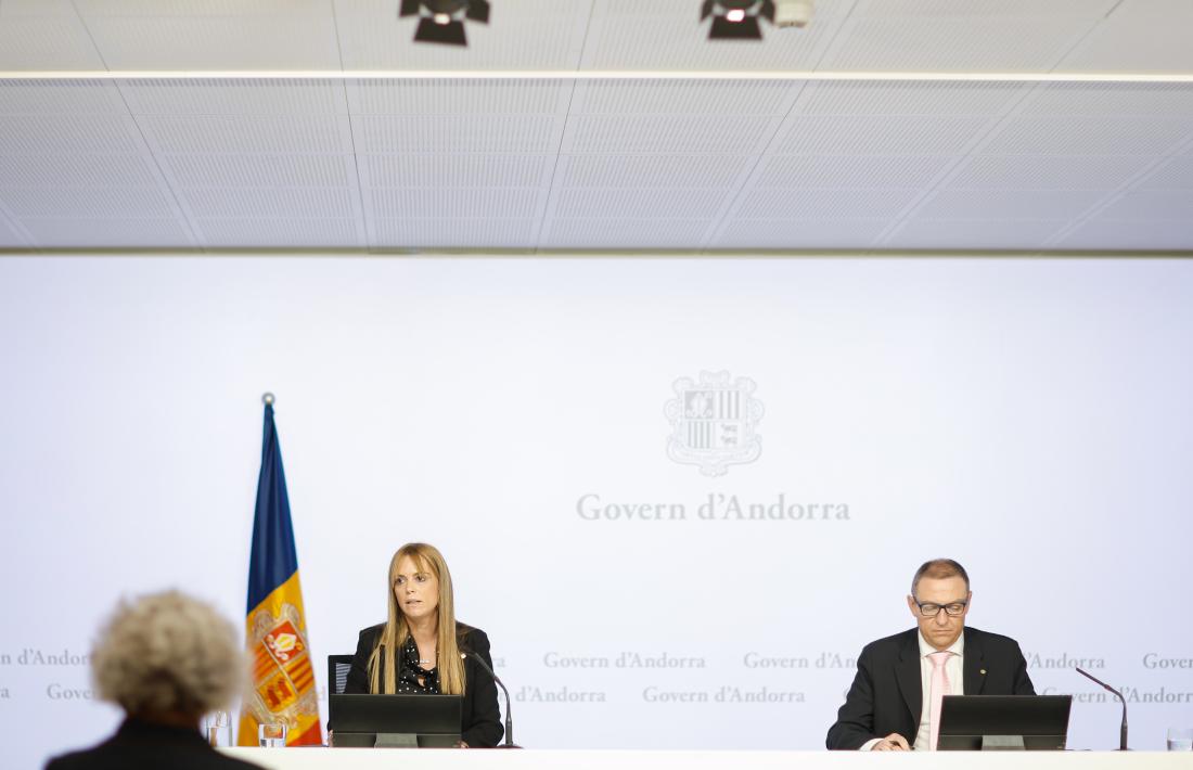 Cadena i Bardina presentant el dossier de recursos pedagògics per a la igualtat.