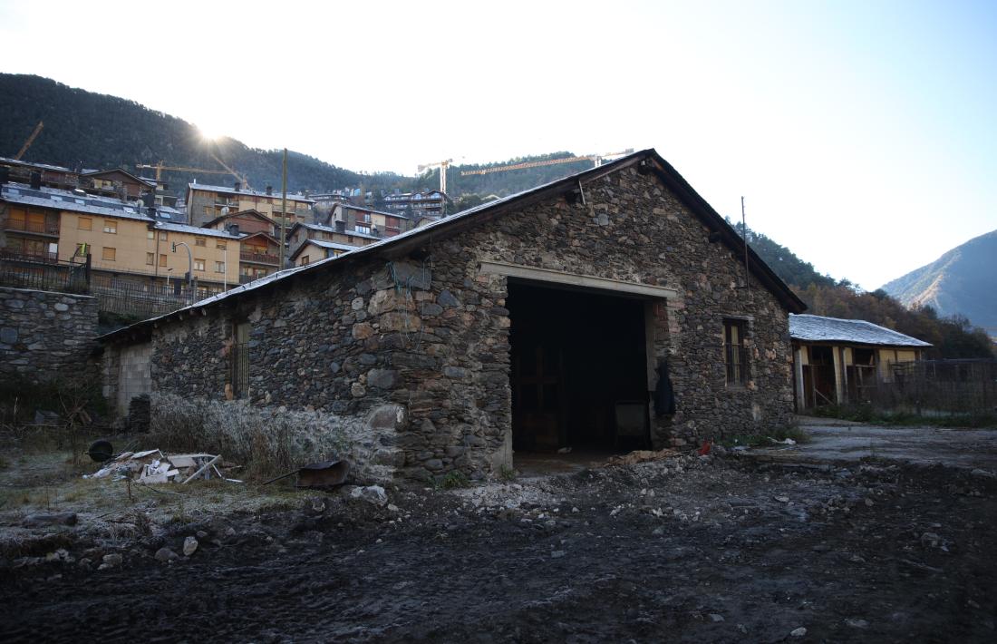 L’edifici principal de la farga s’ha conservat: aquí hi havia el mall, el martinet i el baix forn.