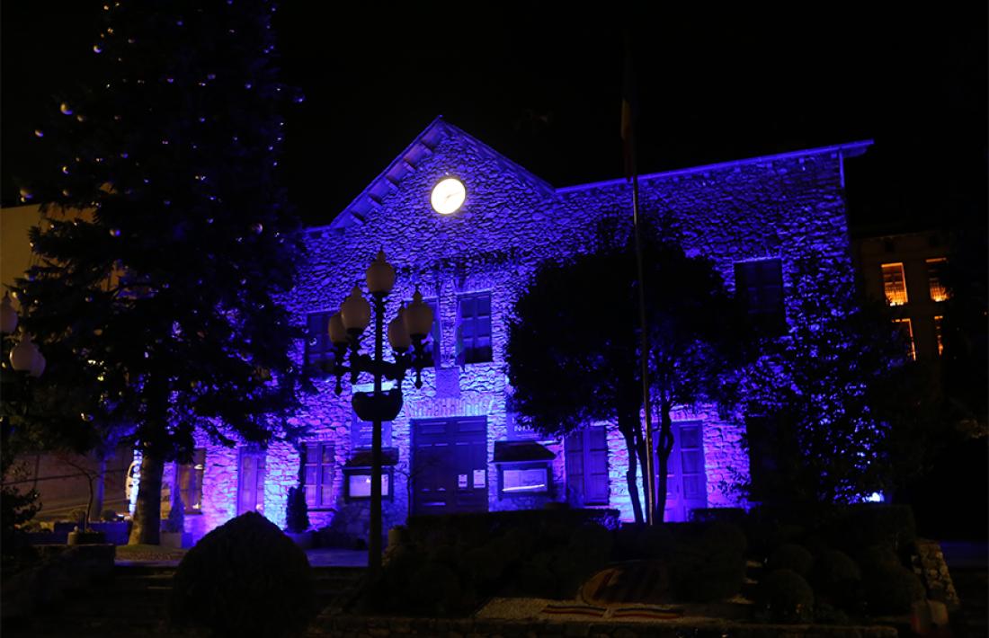 La façana de la casa comuna de Sant Julià de Lòria il·luminada de blau per celebrar el Dia mundial de la Infància.