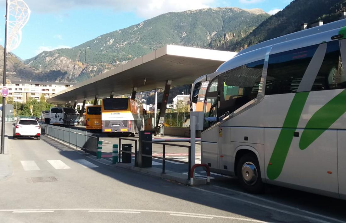 Un autocar en el moment d’entrar a l’estació, aquest diumenge.