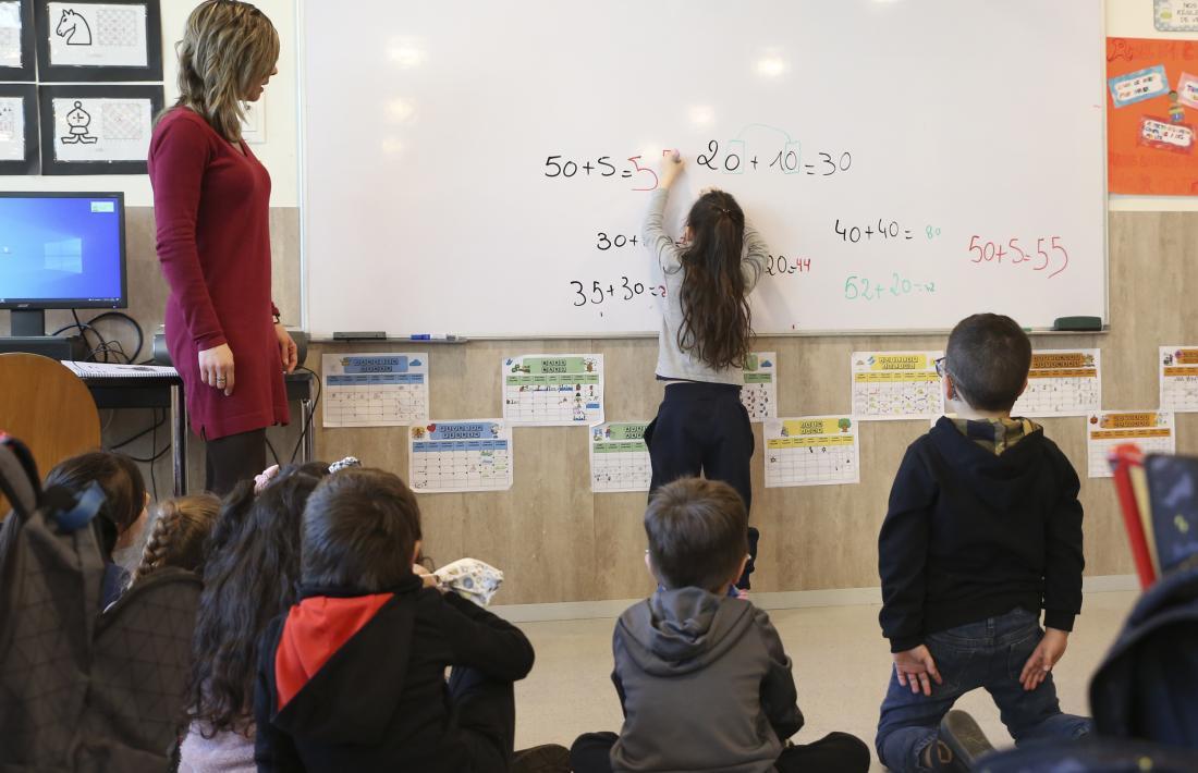 Escolars seguint una classe de matemàtiques.