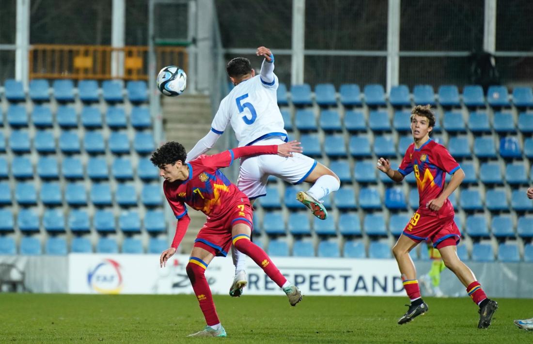 Haroun Dchar, de la sub-19, lluita per una pilota amb Kyriacou.