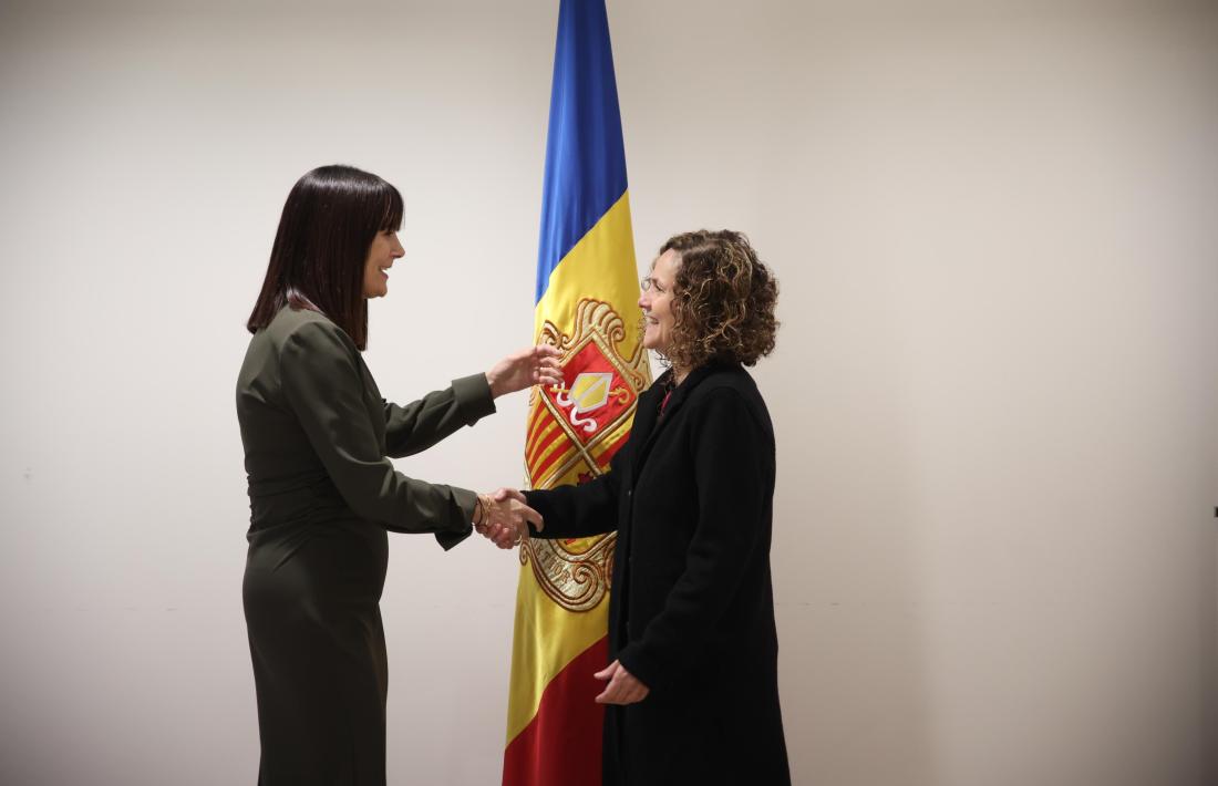 Mònica Bonell i Sònia Hernández, en la presa de contacte d’ahir al Rosaleda.