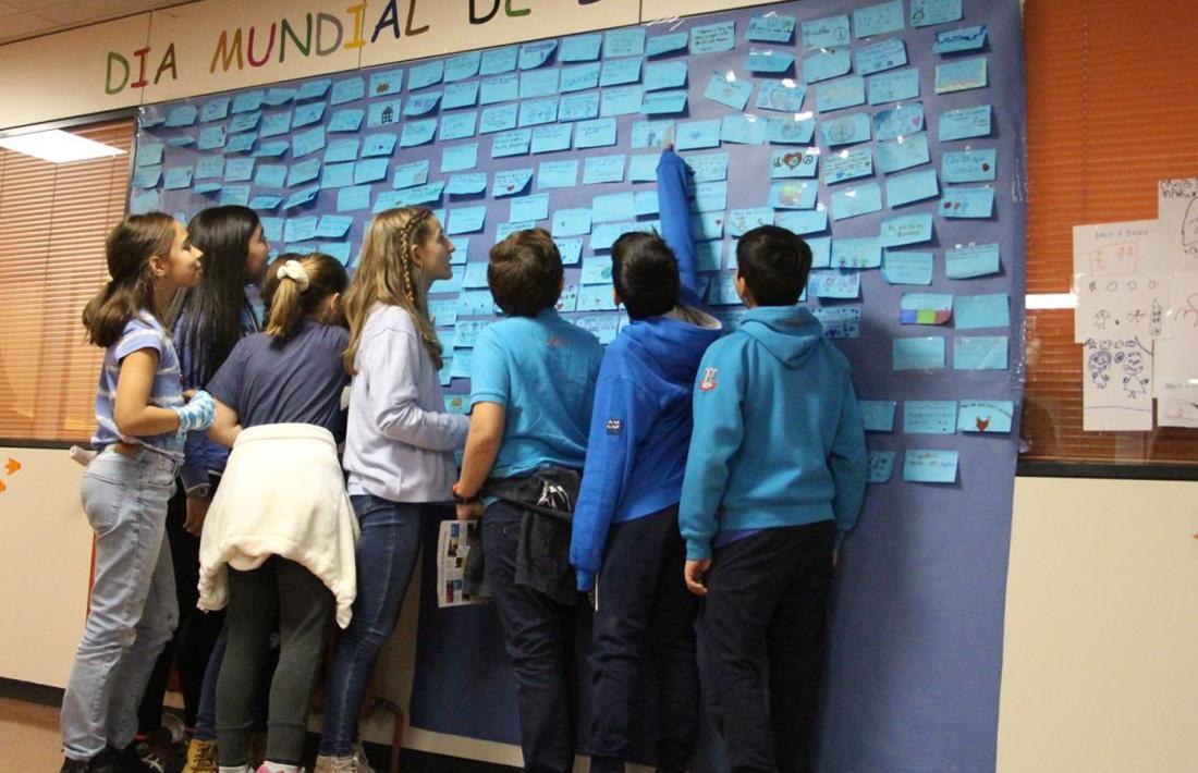 Infants participant en una activitat amb motiu del Dia mundial de la infància.