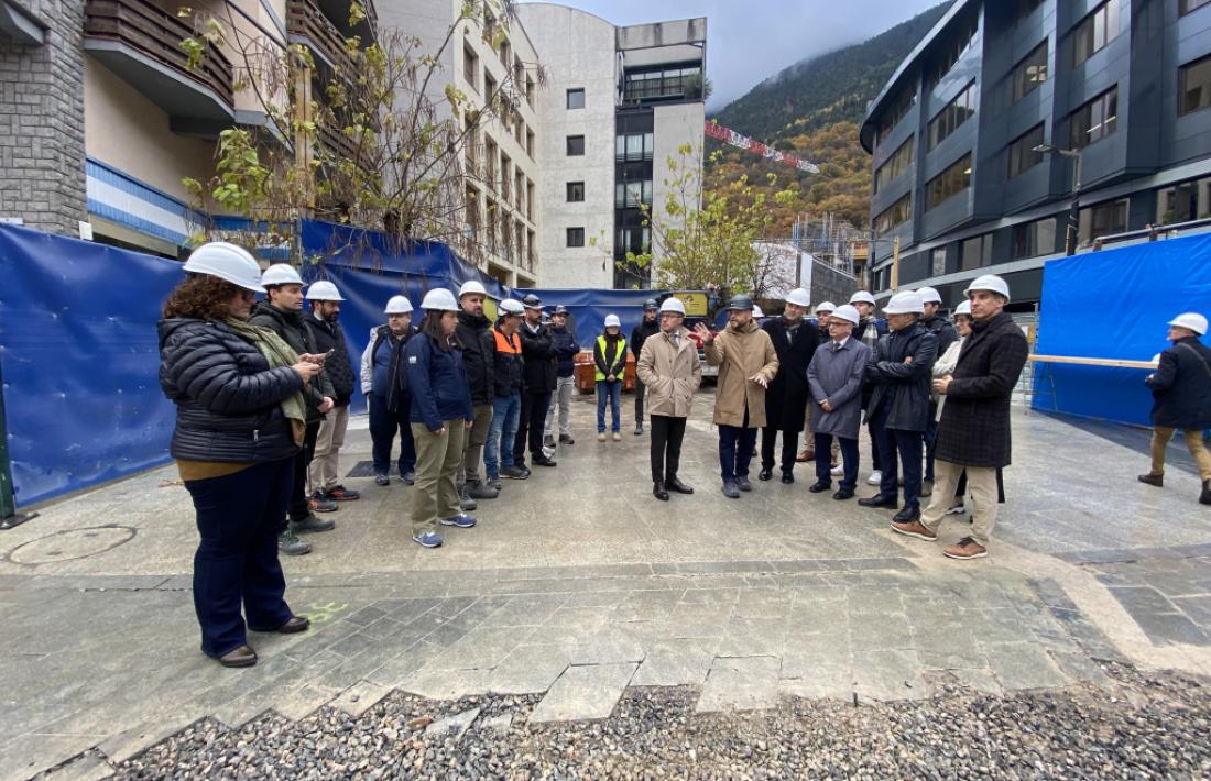 Integrants del consell d'administració d'Andorra Telecom durant la visita a les obres.