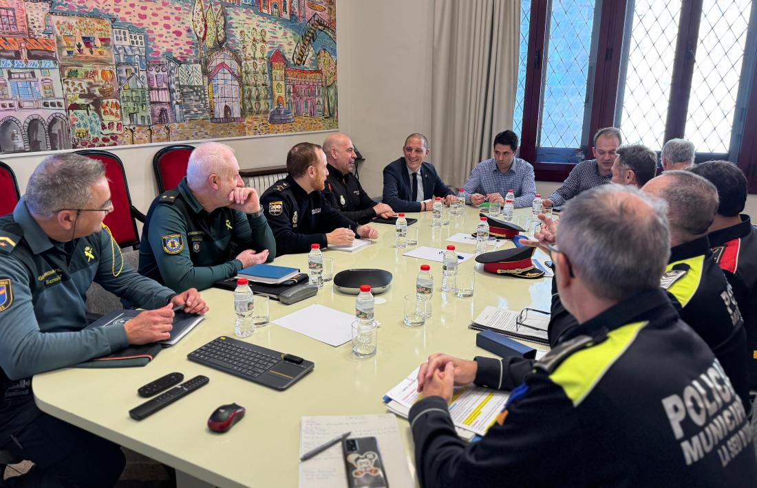 Una imatge de la trobada, a la sala de juntes del consistori.