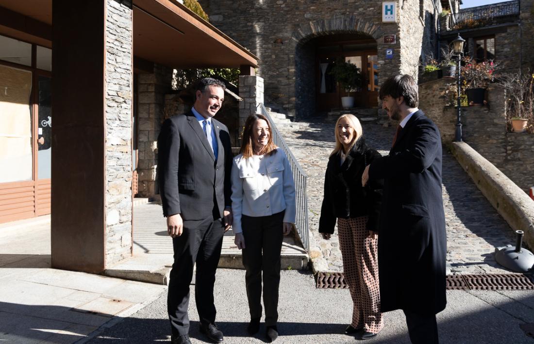 Els cònsols d'Ordino rebent els síndics a la plaça Major.