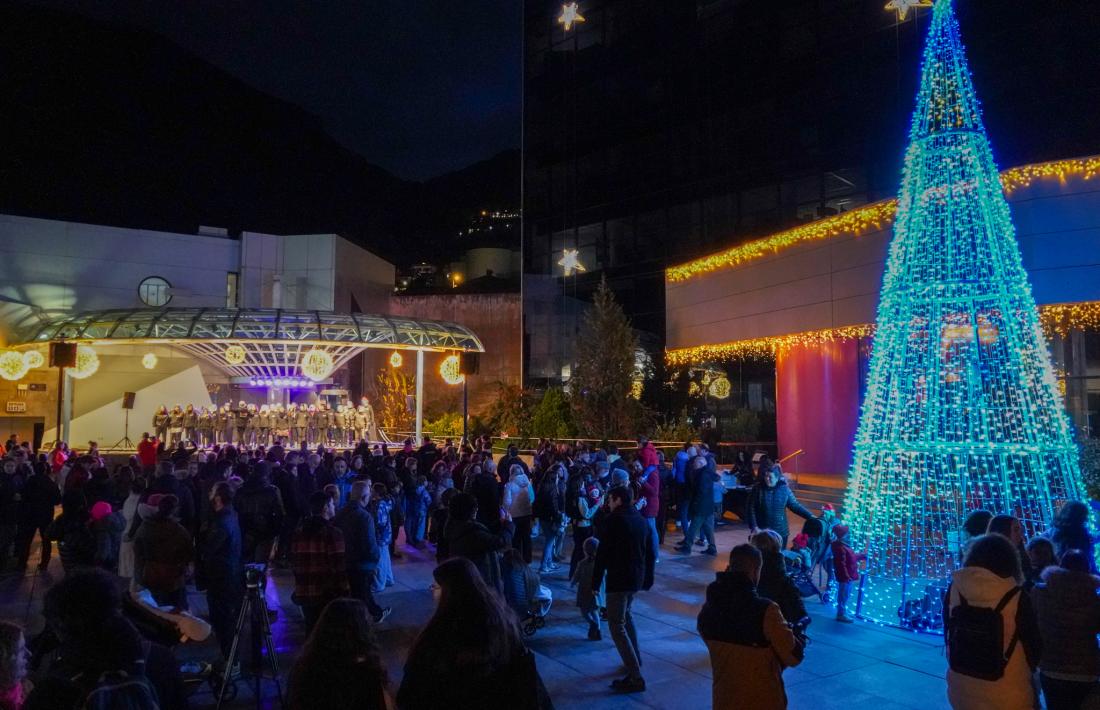 La plaça dels Arínsols ha acollit avui l’encesa de llums de Nadal.