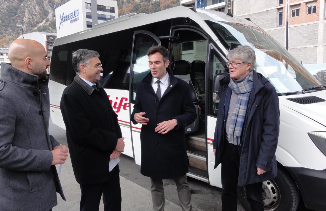 Els representants de Hife, Forné i l'ambaixador francès, davant l'autobús de la nova línia.