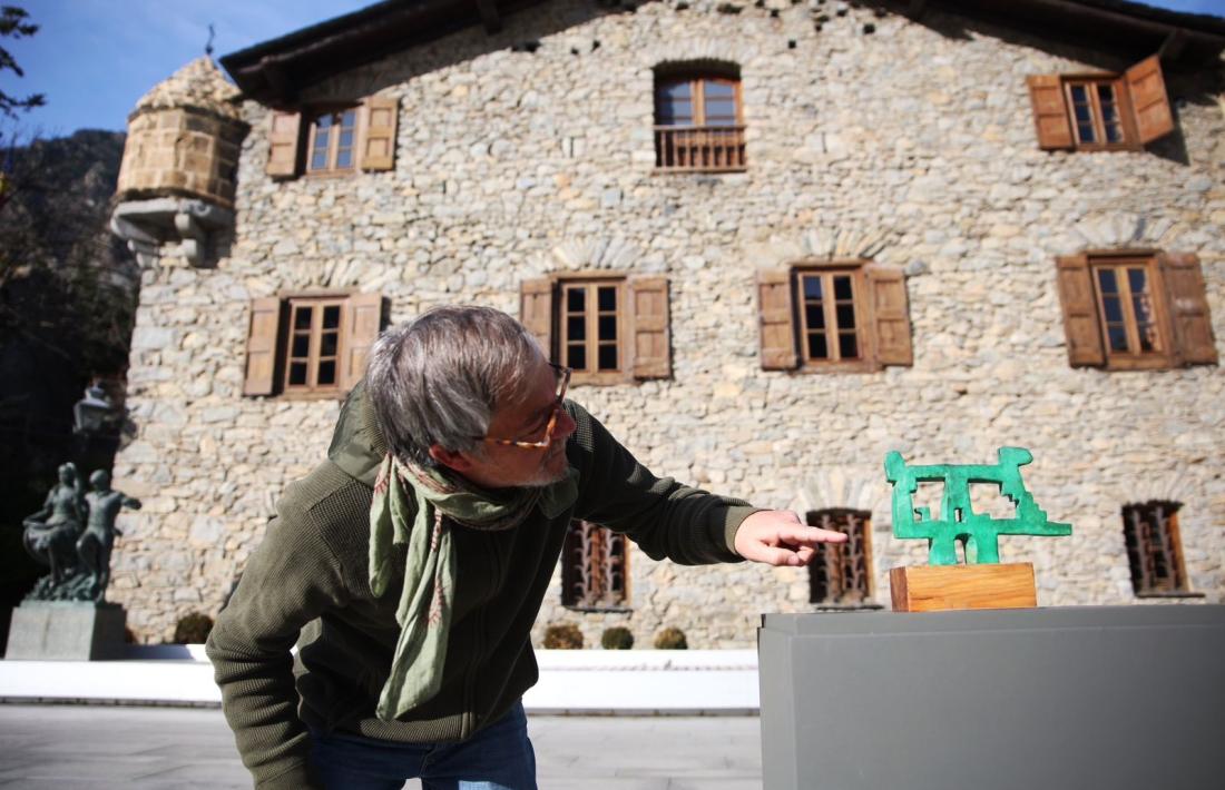 Jordi Casamajor contempla ‘Casa de la Vall de-construïda’, just davant de l’edifici.