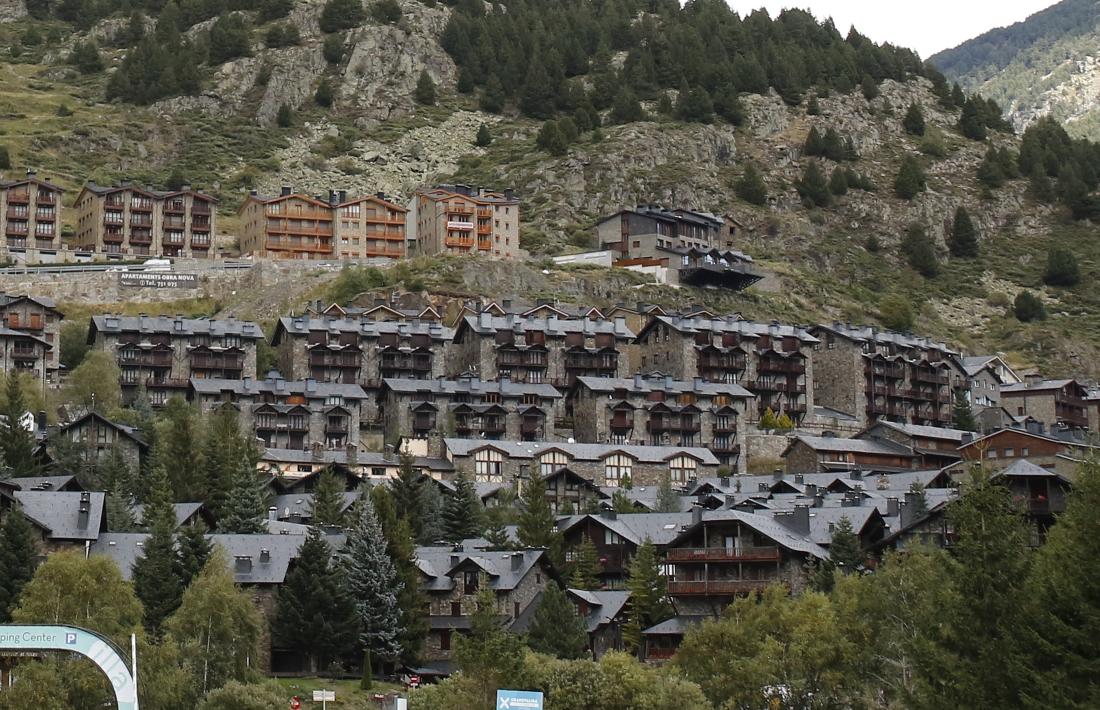 Vista de blocs d’apartaments turístics al Tarter.